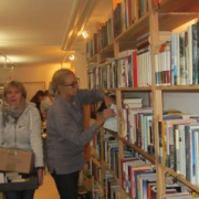gut gefüllte Bücherregale beim Büchermarkt in der Emmauskirche in Harlaching